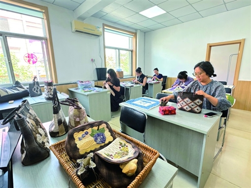 在威海市环翠区环翠楼街道的市民学校,市民正在学习布艺 本版图片均由新华社发
